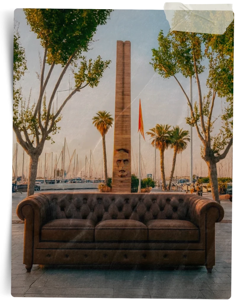 Sofá Chester junto al Monument a Francesc Macià, en la Rambla de Vilanova i la Geltrú.