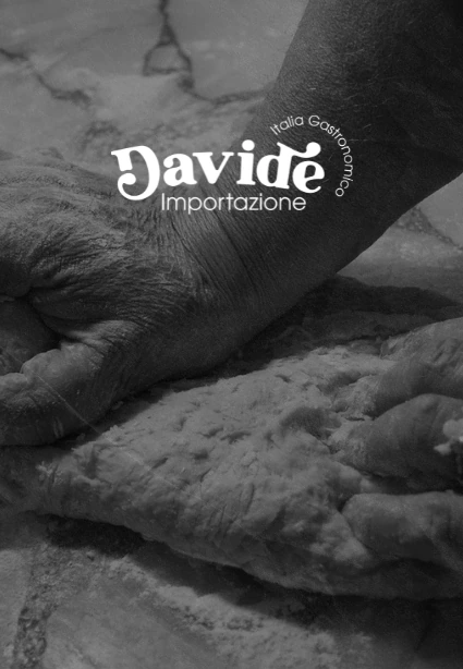 Manos amasando harina sobre una mesa de mármol, en blanco y negro, con el logotipo de Davide Importazione, branding de KLOROFiLA