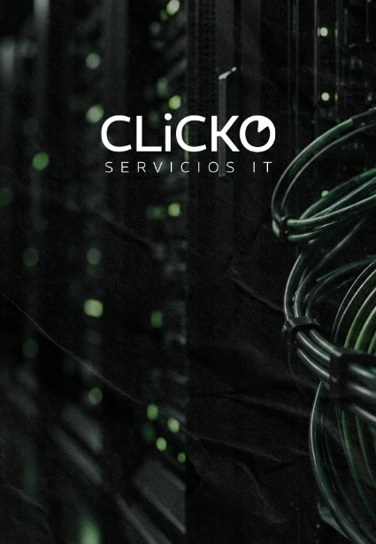 Racks de servidores y cableado de red en un centro de datos con el logotipo de CLiCKO Servicios IT, proyecto de KLOROFiLA