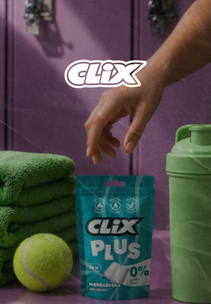 Chicles Clix Plus sin azúcar junto a toallas, pelota de tenis y botella deportiva en un vestuario, proyecto de KLOROFiLA