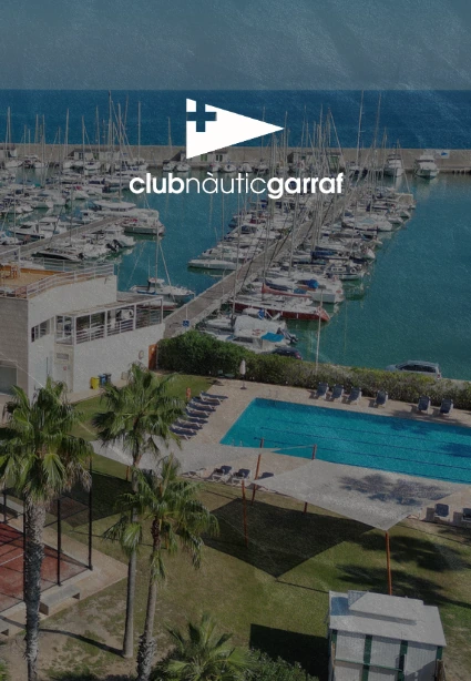 Vista aérea del puerto deportivo, la piscina y las instalaciones del Club Nàutic Garraf, en Sitges, proyecto de KLOROFiLA