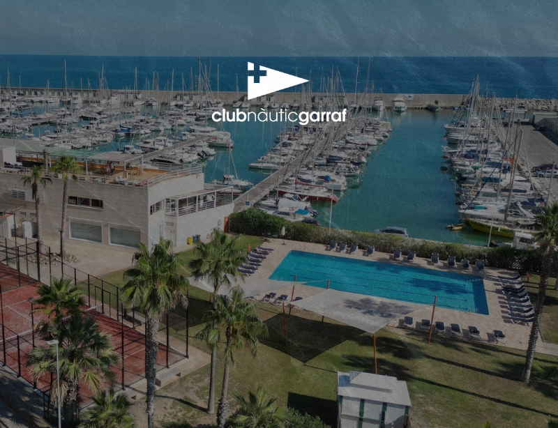 Vista aérea del puerto deportivo, la piscina y las instalaciones del Club Nàutic Garraf, en Sitges, proyecto de KLOROFiLA