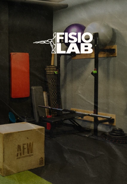 Sala de entrenamiento con espalderas, fitballs y cajón pliométrico con el logotipo de FisioLab, diseño web de KLOROFiLA