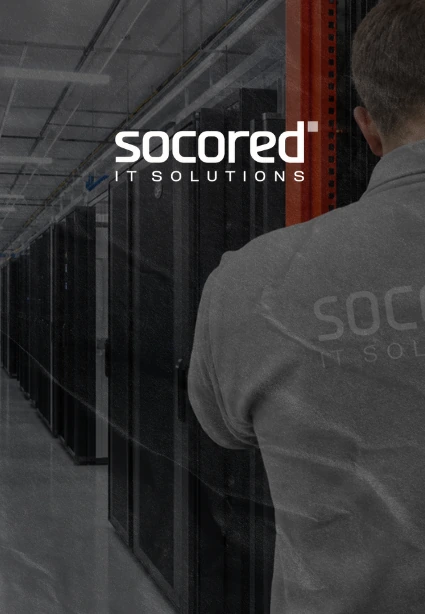 Técnico de Socored IT Solutions de espaldas en el pasillo de un centro de datos con racks de servidores, proyecto de KLOROFiLA