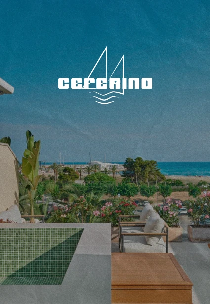 Terraza con bañera exterior y vistas al mar del Hotel Ceferino en Vilanova i la Geltrú, proyecto de diseño web de KLOROFiLA