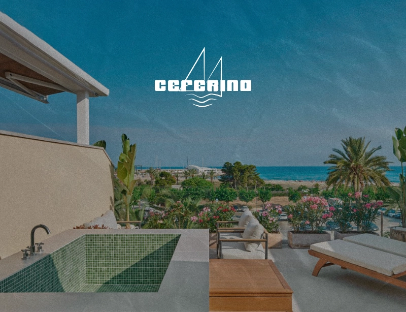Terraza con bañera exterior y vistas al mar del Hotel Ceferino en Vilanova i la Geltrú, proyecto de diseño web de KLOROFiLA