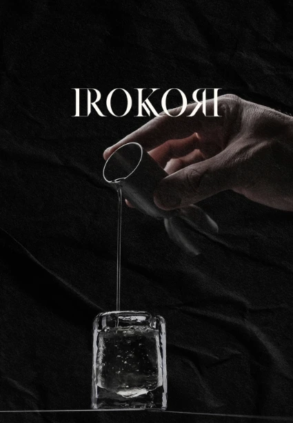 Mano vertiendo una bebida en un vaso de hielo cristalino de Irokori sobre fondo negro, diseño web de KLOROFiLA