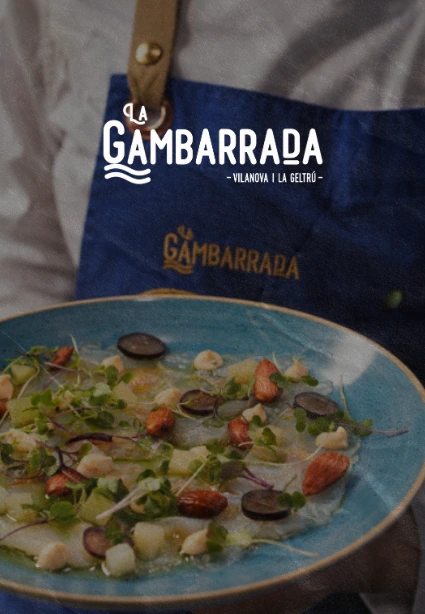 Plato de carpaccio de pescado con uvas y almendras servido en La Gambarrada, Vilanova i la Geltrú, diseño web de KLOROFiLA