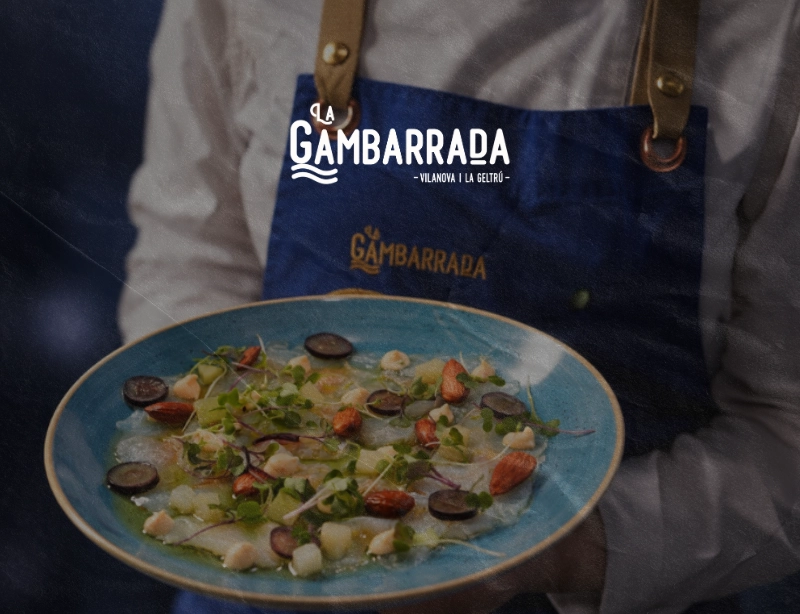 Plato de carpaccio de pescado con uvas y almendras servido en La Gambarrada, Vilanova i la Geltrú, diseño web de KLOROFiLA
