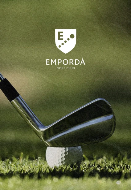 Palo de golf a punto de golpear la bola sobre el césped con el logotipo de Empordà Golf Club, proyecto de SEO y web de KLOROFiLA