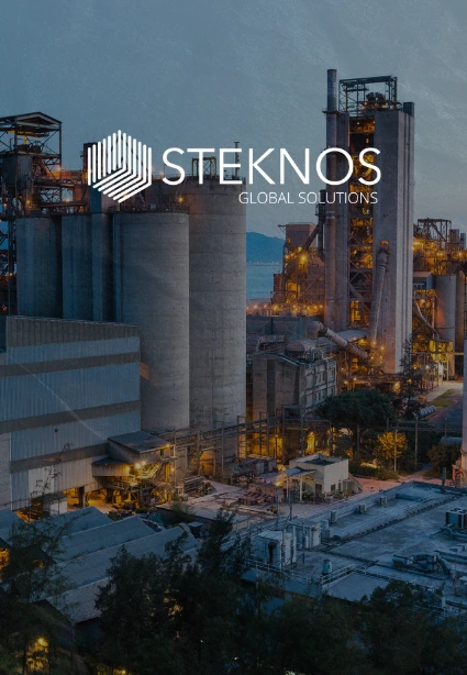 Planta industrial con silos al anochecer y el logotipo de Steknos Global Solutions, proyecto de marketing industrial de KLOROFiLA