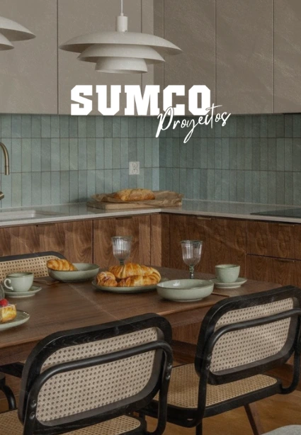 Cocina con frentes de madera, azulejo verde y sillas de rejilla con el logotipo de Sumco Projectos, proyecto de KLOROFiLA